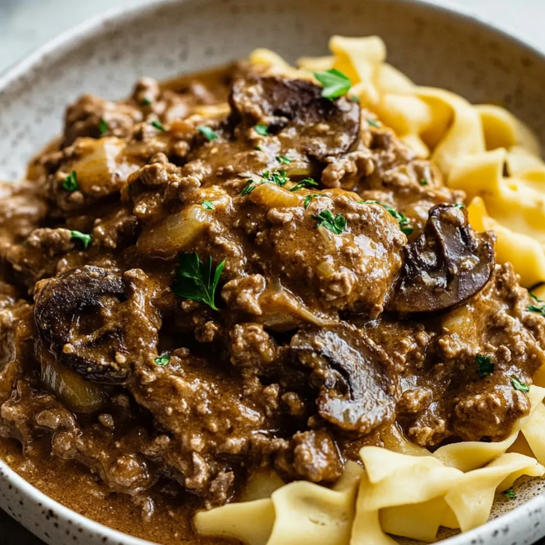 Eine Schüssel Nudeln mit cremigem Rindfleisch.