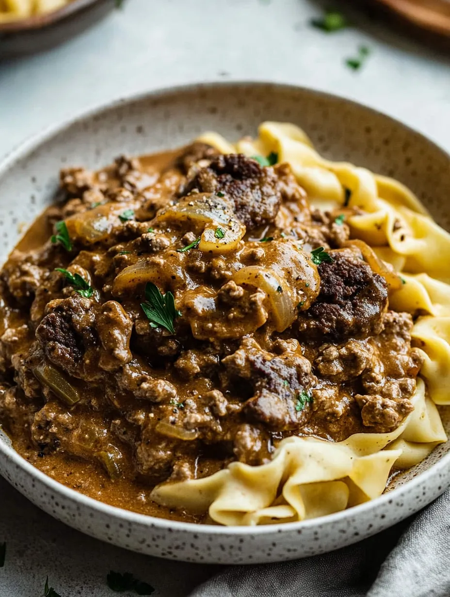 Eine Schüssel mit Nudeln und Fleischsoße.