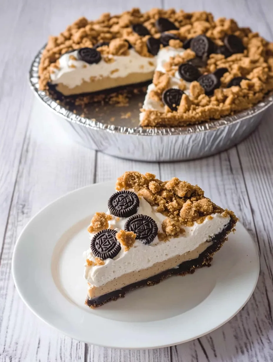Ein Stück Kuchen mit Schokolade und weißer Creme.