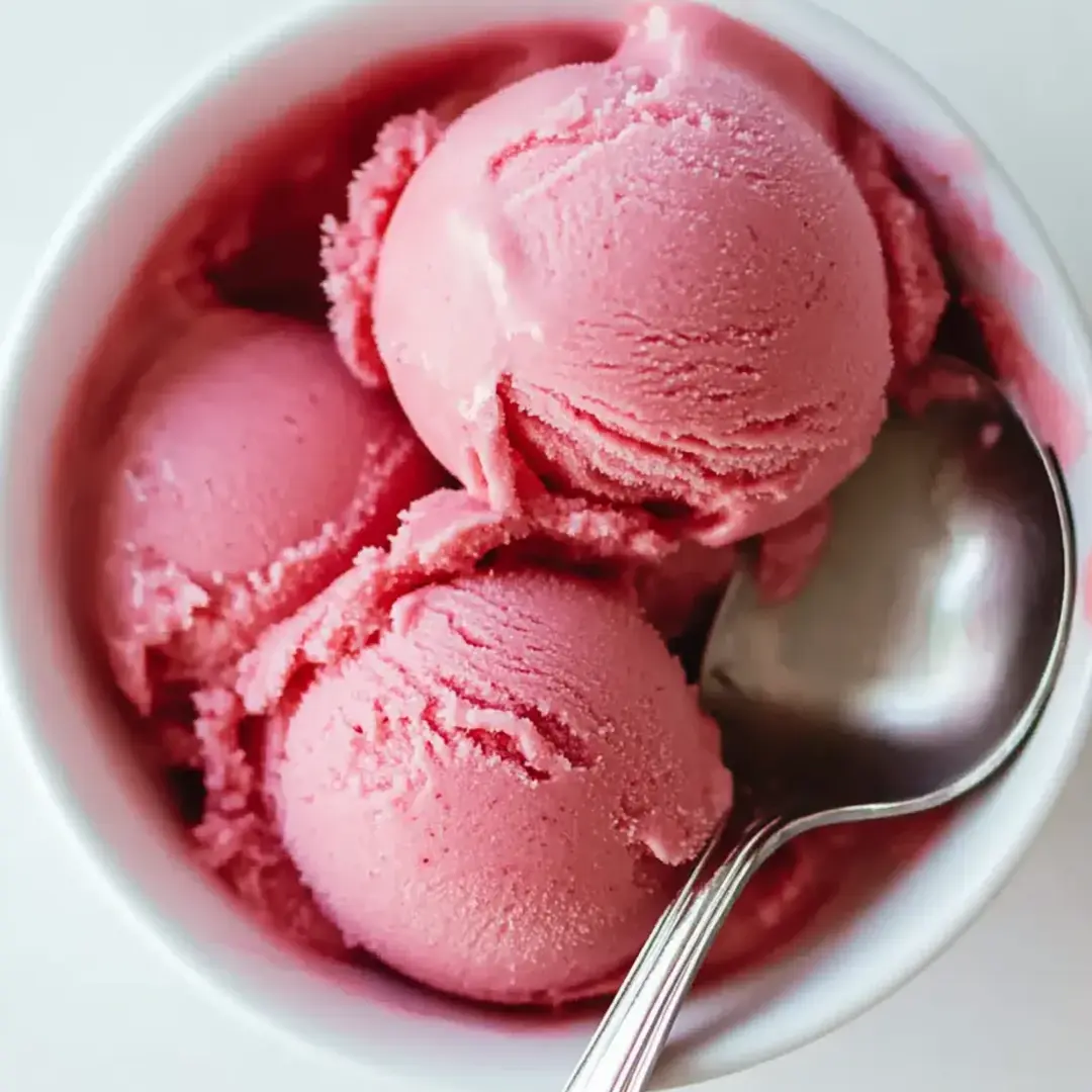Eine Schale mit rosa Eis.