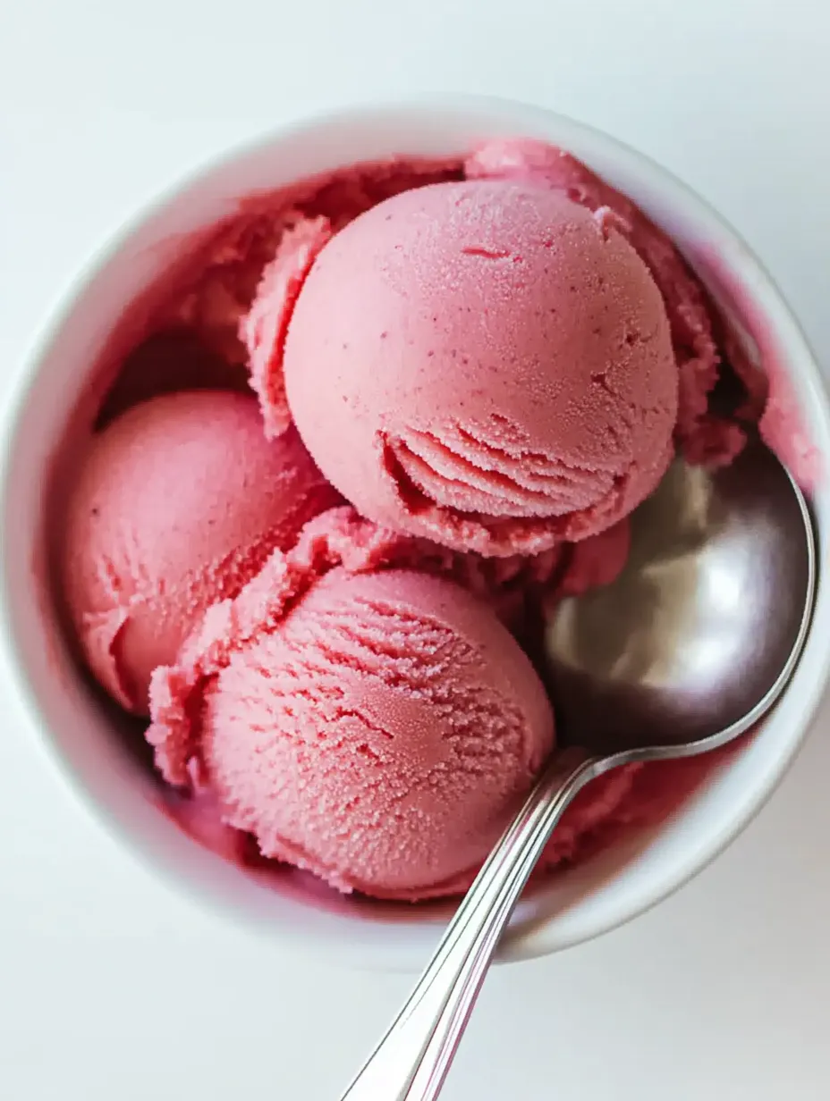 Eine Schüssel mit rosa Eis.