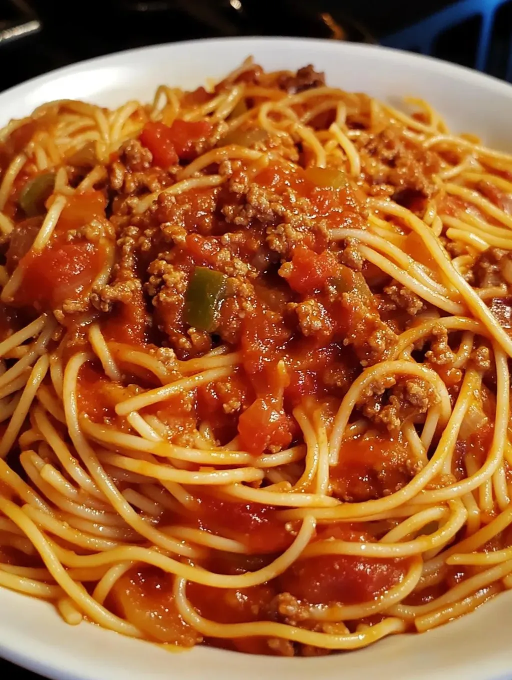 Eine köstliche Schüssel Spaghetti mit Hackfleischsoße.