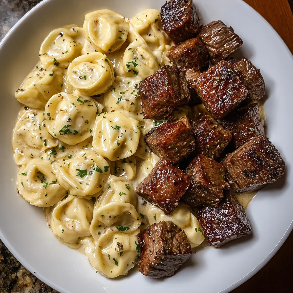 Ein Teller mit Pasta und Fleisch.