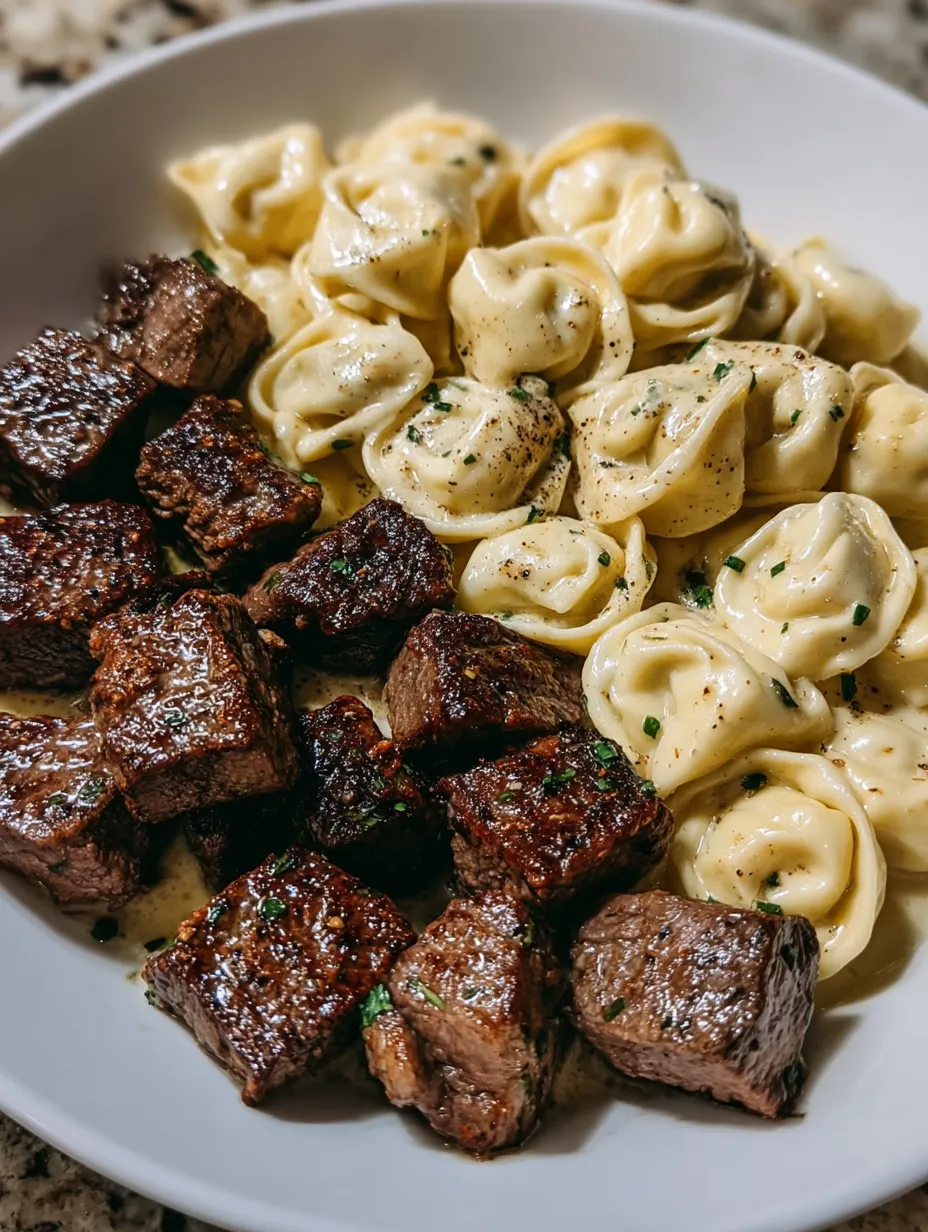 Ein Teller mit Fleisch und Nudeln.