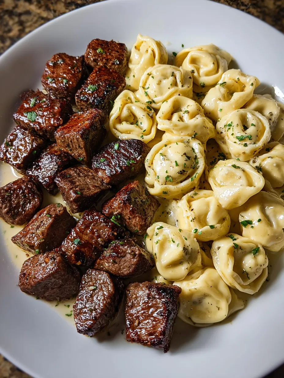 Knoblauchbutter-Steakwürfel mit cremigen Alfredo-Tortellini.