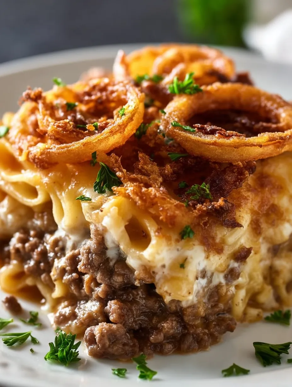 Teller mit Fleischstück und Zwiebeln.