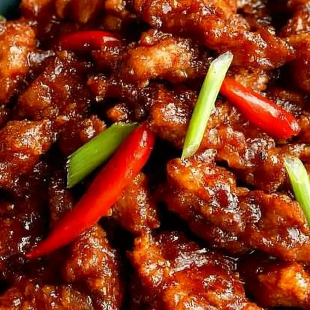 Hähnchen auf dem Teller mit buntem Paprika.