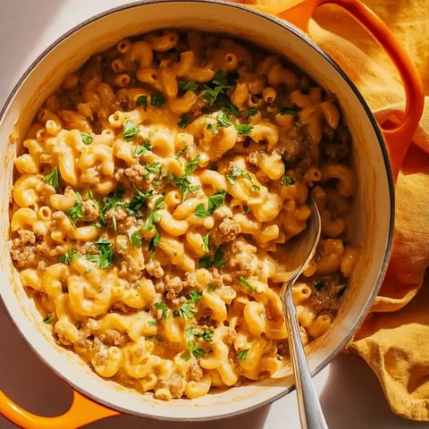Eine Schüssel Nudeln mit Käse.