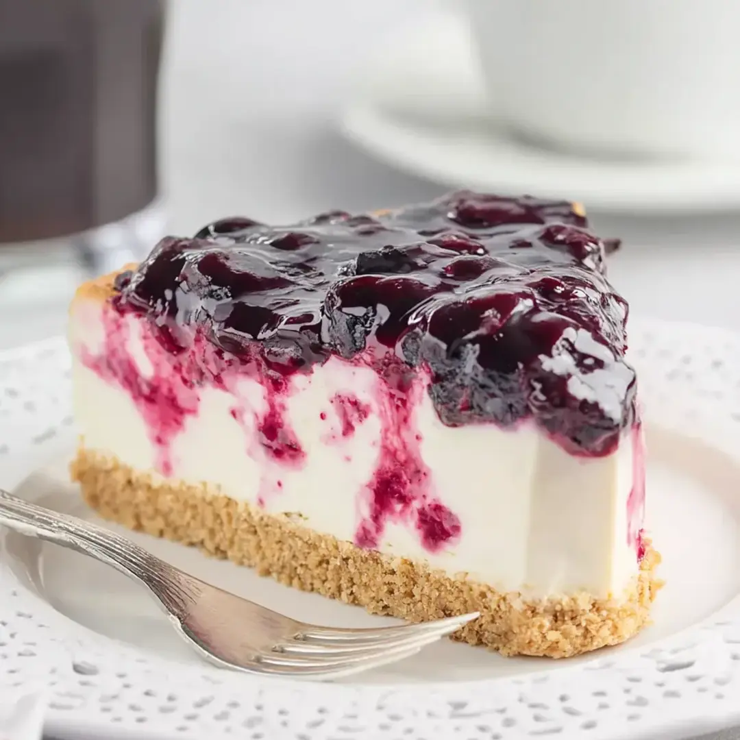 Ein Stück Blaubeer-Käsekuchen auf einem Teller.