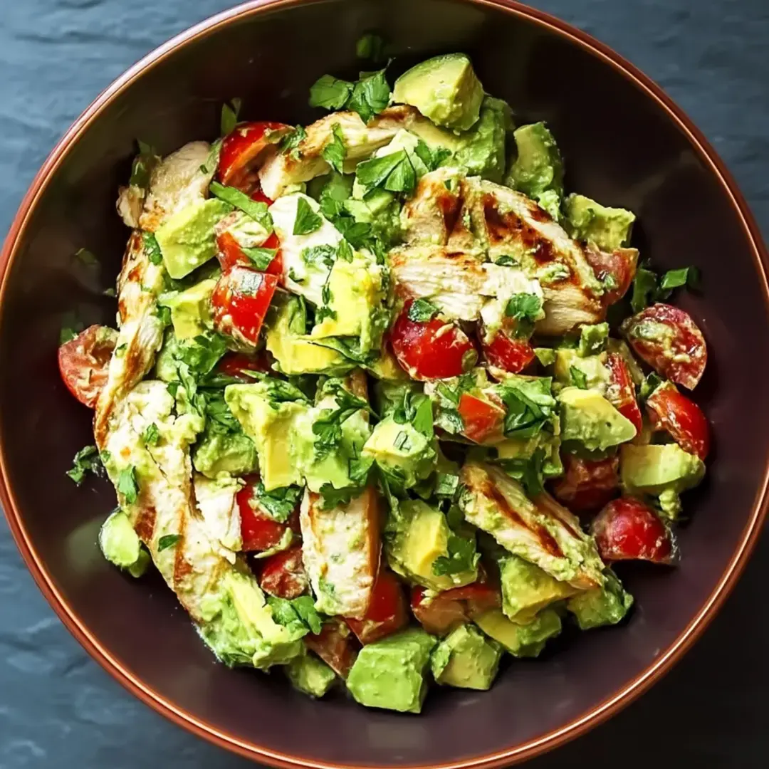 Eine Schüssel mit Huhn- und Avocado-Salat.