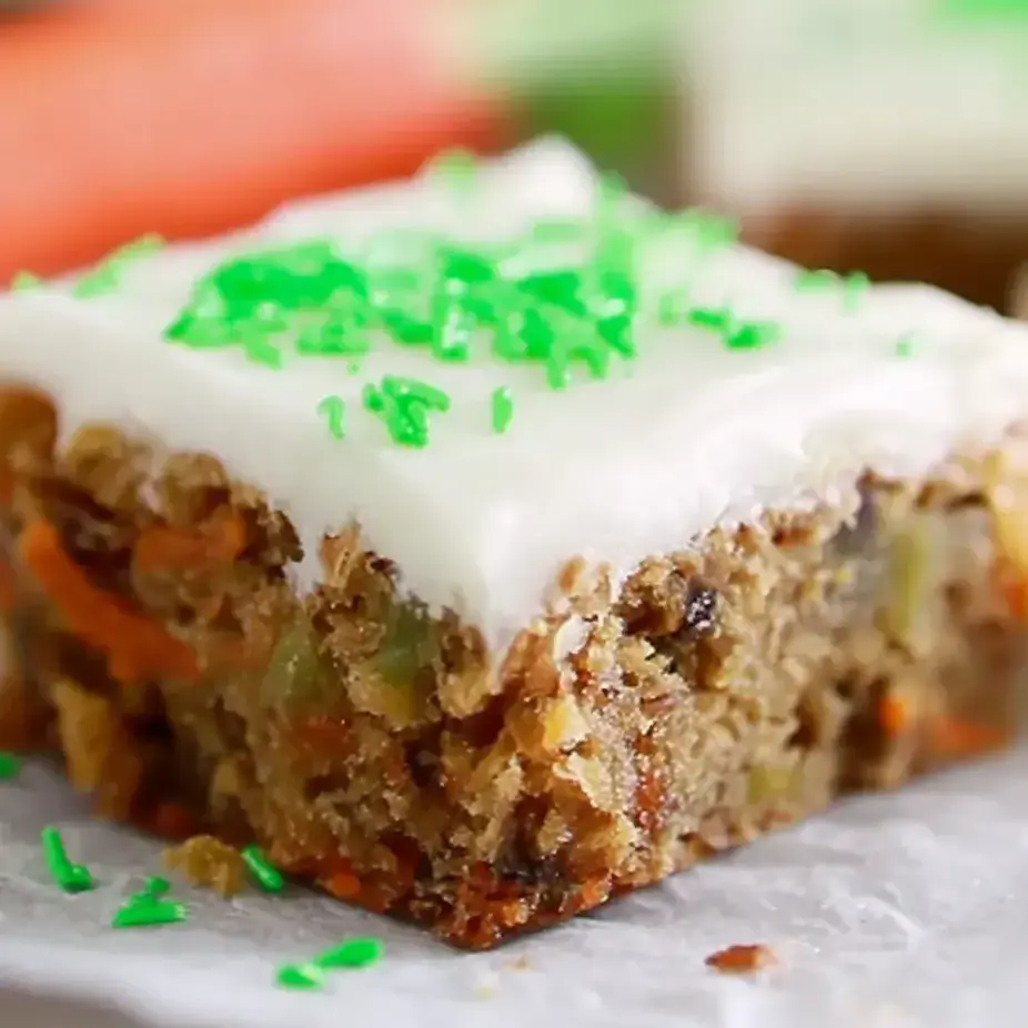 Ein Stück Kuchen mit grünem Topping.