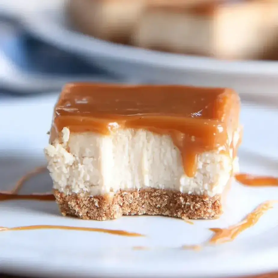Ein Stück Käsekuchen mit Karamellsoße als Topping.