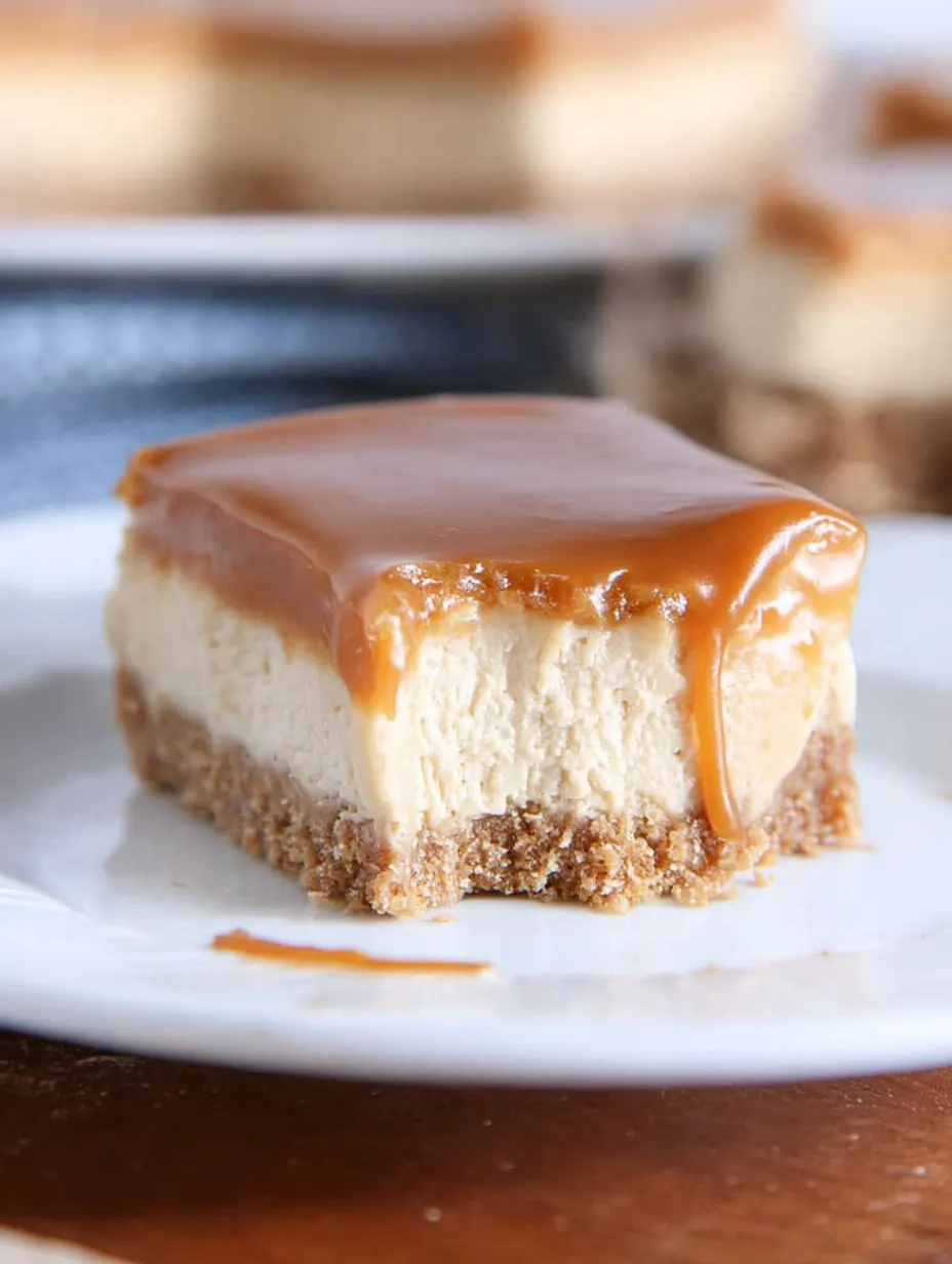 Ein Stück Käsekuchen mit Karamellsauce.
