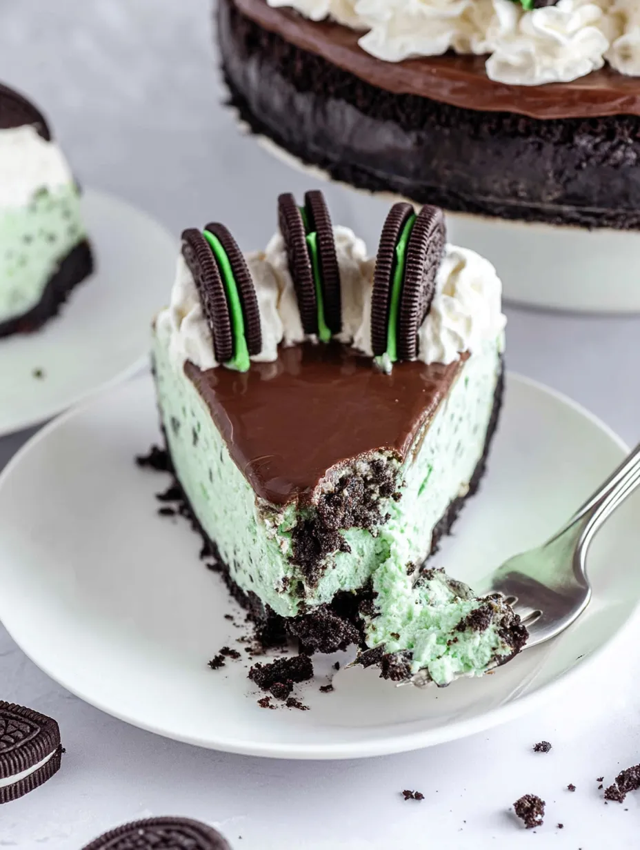 Ein Stück Schokoladenkuchen mit Oreo-Keksen obendrauf.