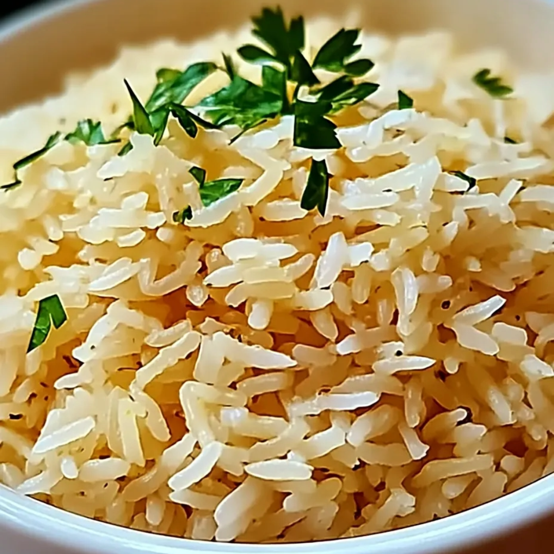 Eine Schüssel Reis mit grünen Kräutern obendrauf.