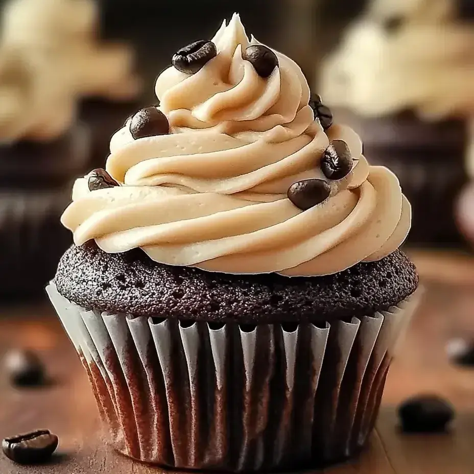 Ein Cupcake mit Schoko-Frosting und Schokostückchen.
