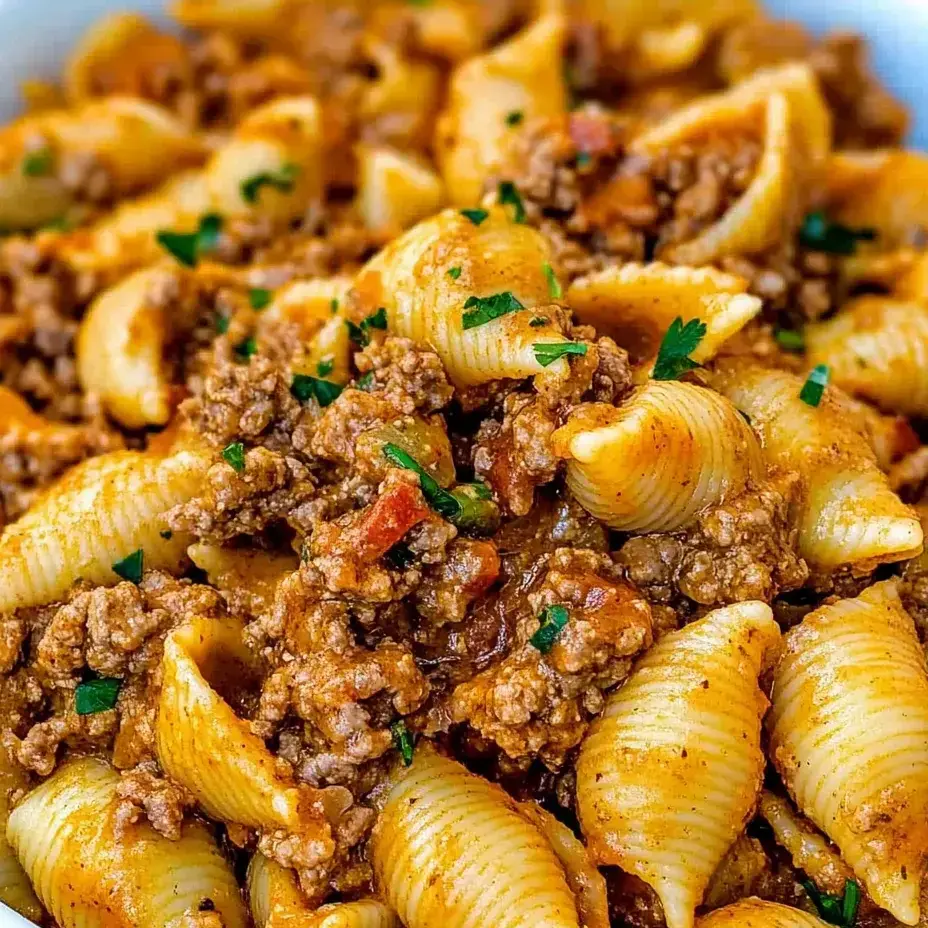 Eine Schüssel Nudeln mit Fleischsauce.