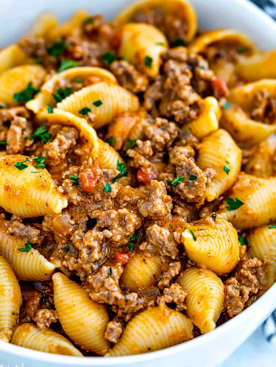 Eine Schüssel Nudeln mit Fleisch und Gemüse.