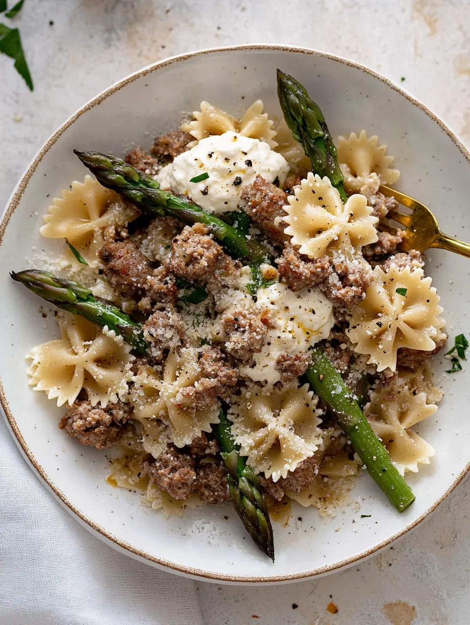 Eine Schüssel Pasta mit Fleisch und Spargel.