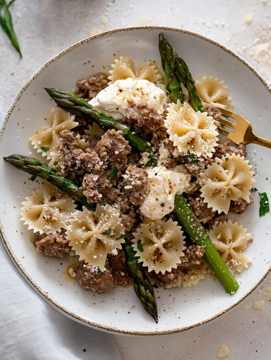 Ein Teller Pasta mit Fleisch und Käse.