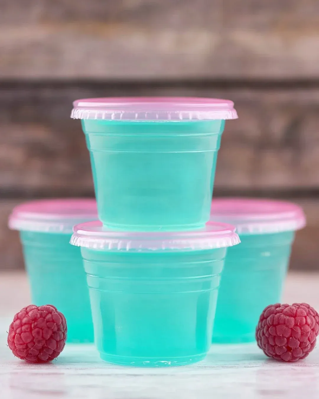 Ein Stapel blauer Plastikbecher.