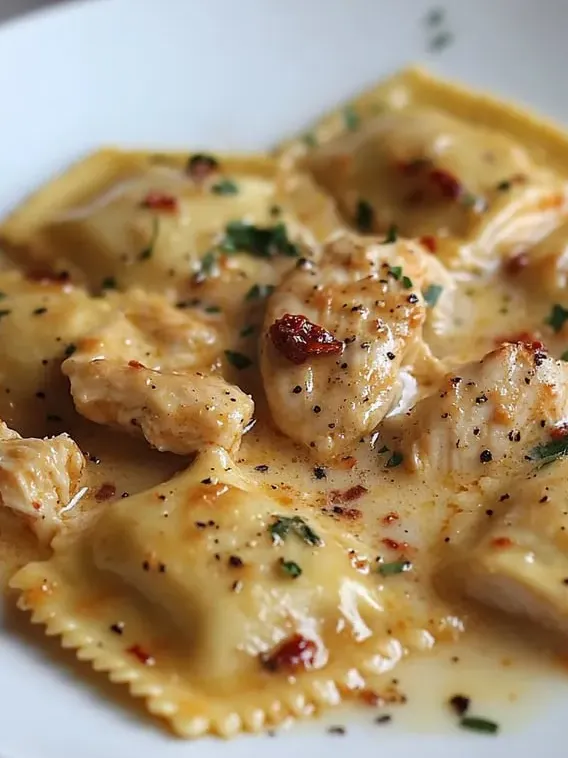 Ein Teller Pasta mit Hähnchen und cremiger Sauce.