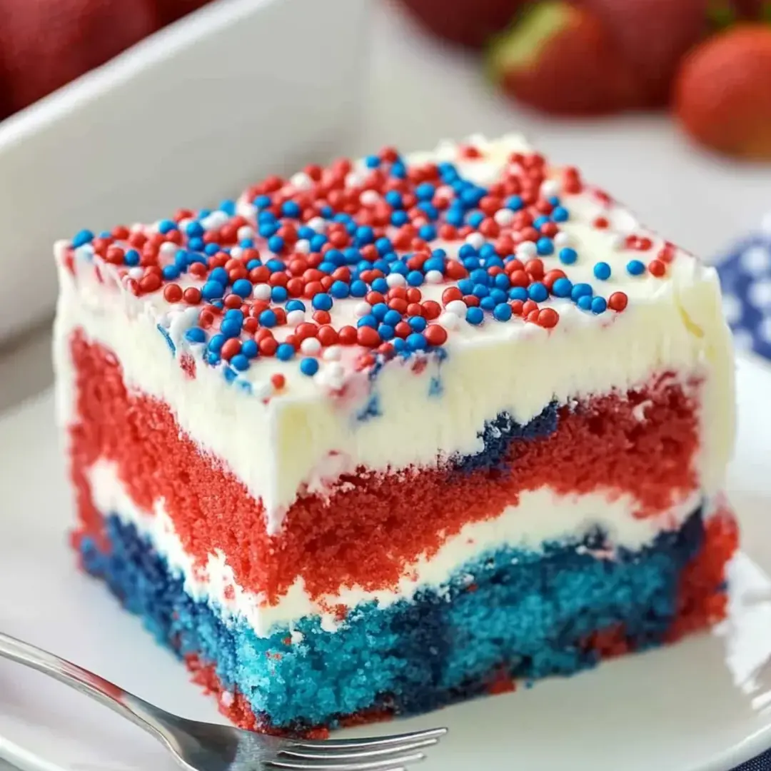 Ein Stück rot-weiß-blauer Kuchen.