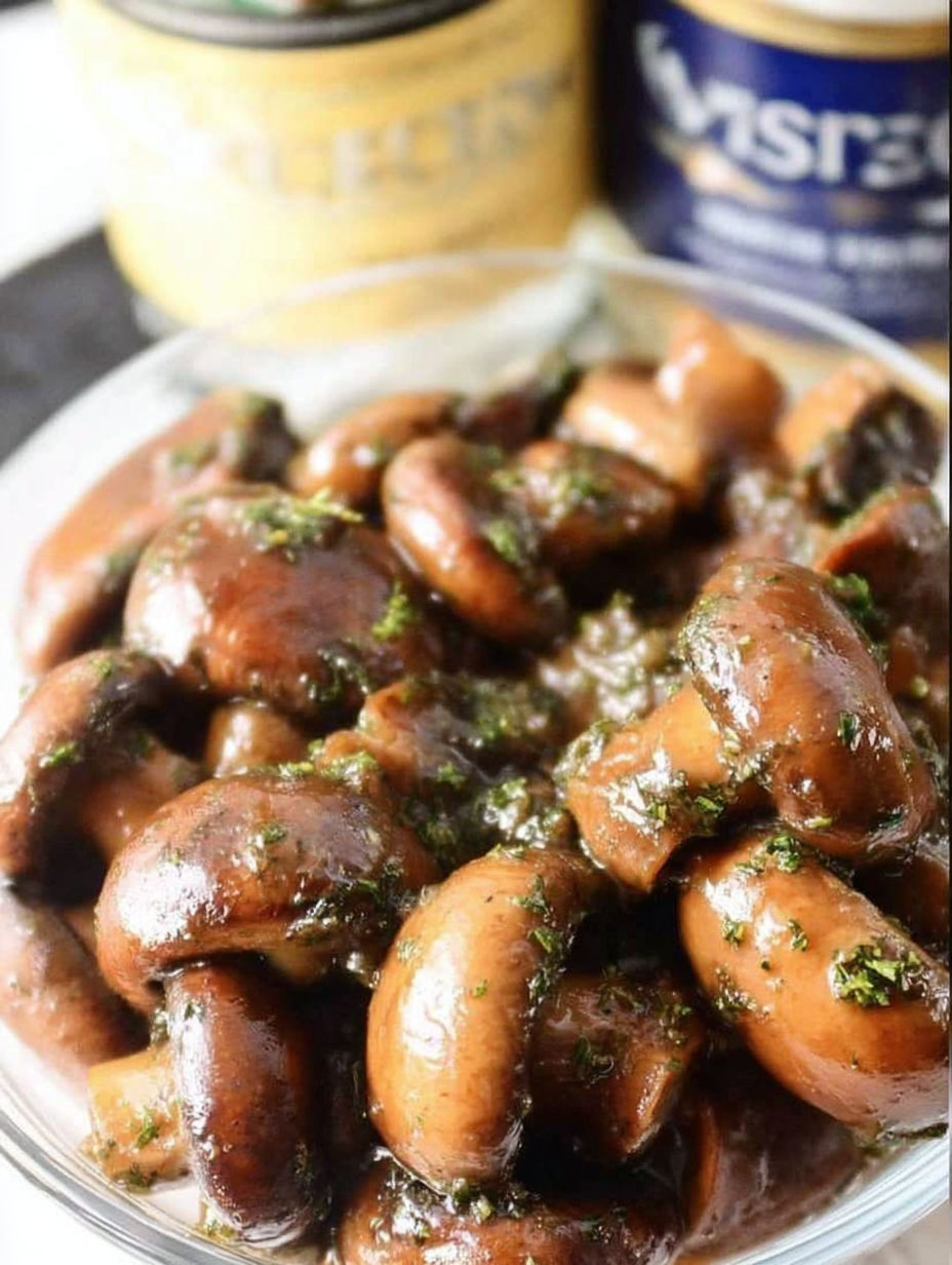 Eine Schüssel Pilze in Soße.