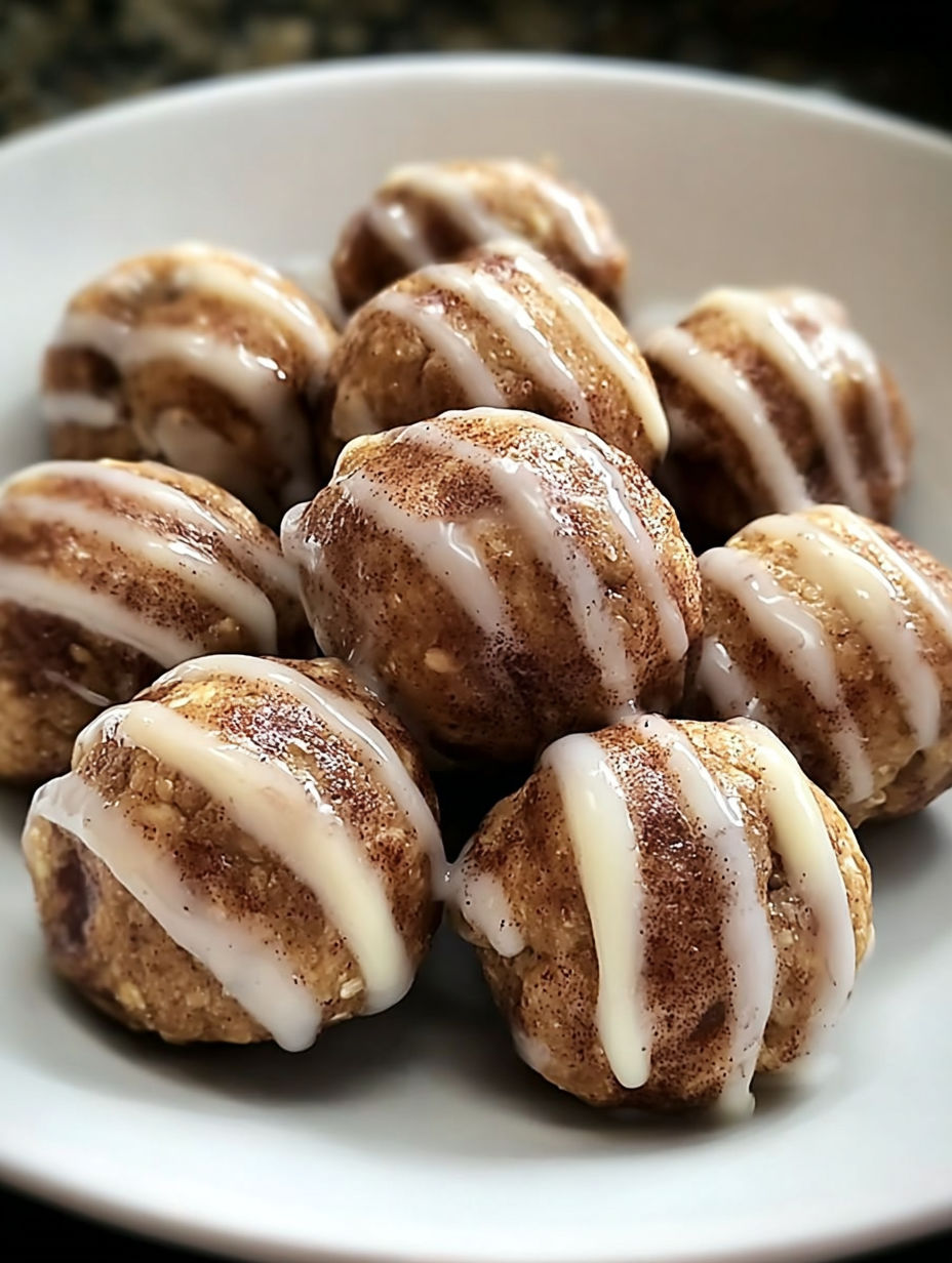 Zimt-Schnecken Protein-Kugeln auf einem Teller.