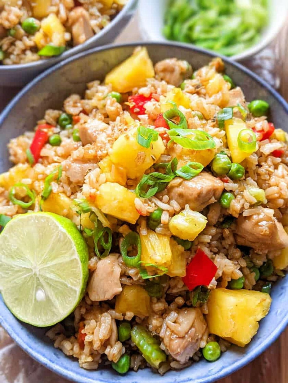 Eine Schüssel Reis mit Huhn und Ananas.