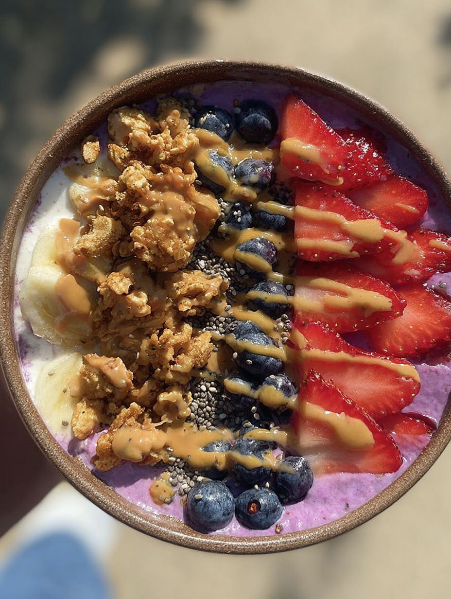 Eine Schüssel Quark mit Bananen, Heidelbeeren und Erdbeeren.