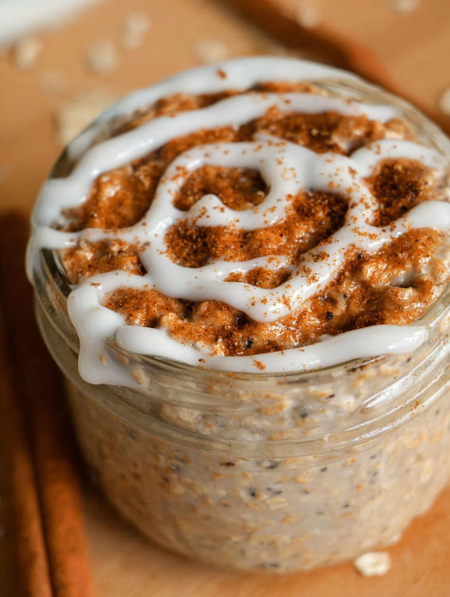 Ein Glas Zimtrollen-Haferbrei.