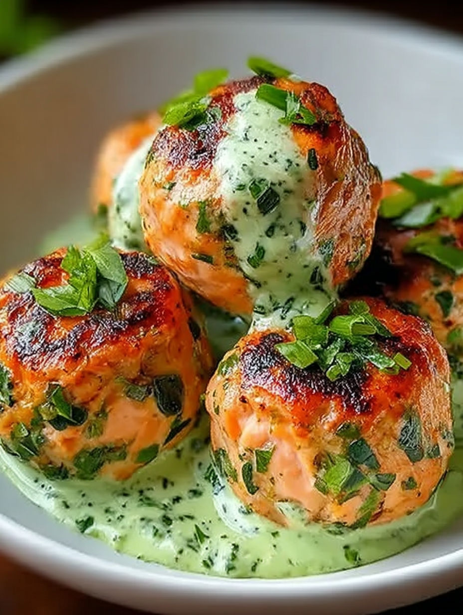 Lachs Bällchen mit cremiger Avocado Soße.