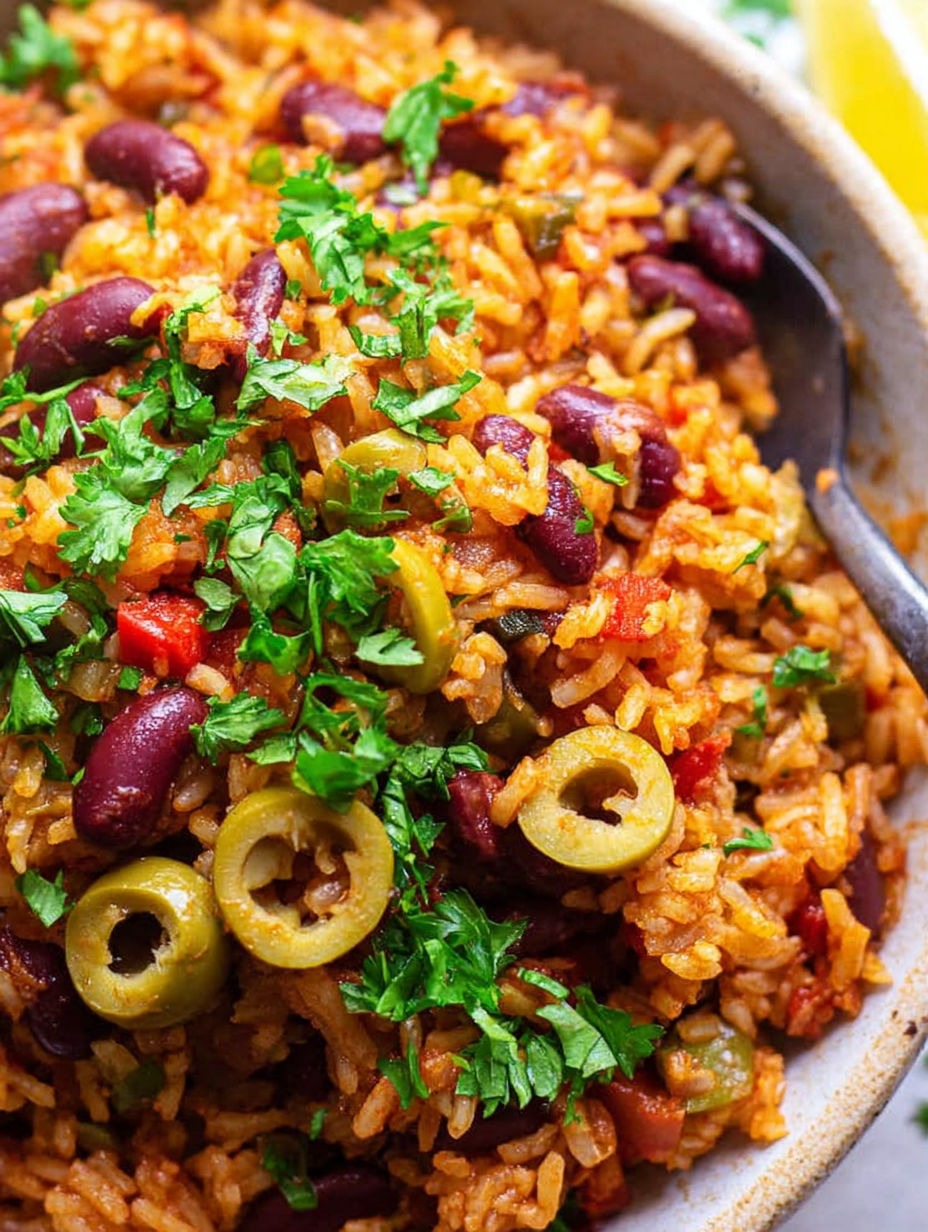 Eine Schüssel Reis und Bohnen mit Frühlingszwiebeln oben drauf.