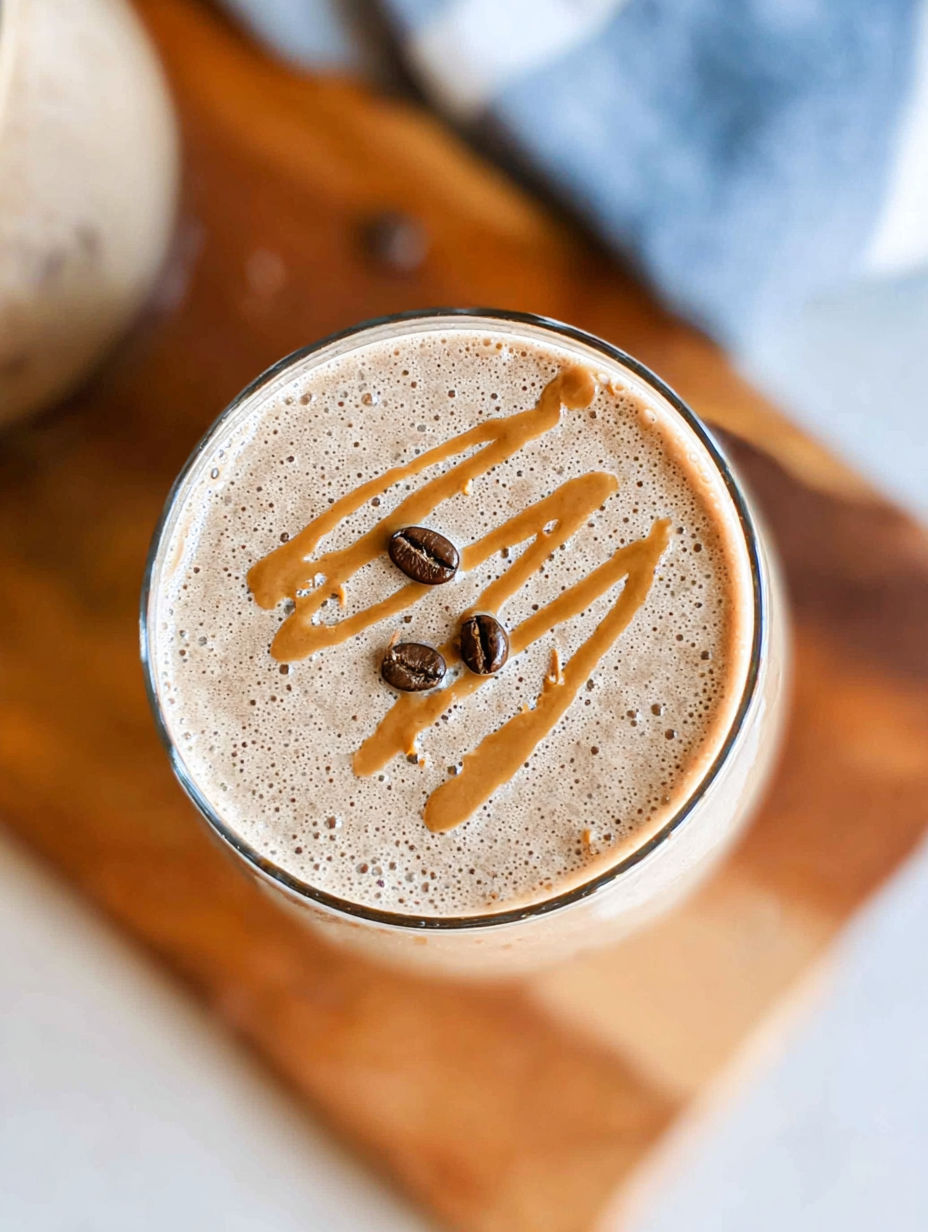 Ein Glas Kaffee mit Karamell-Drizzle.
