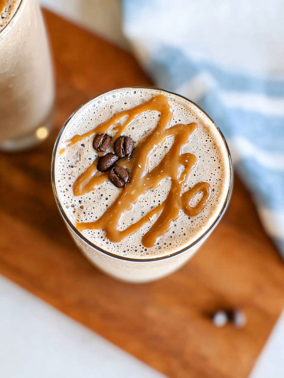 Ein Glas Kaffee-Smoothie mit Karamell-Drizzle.