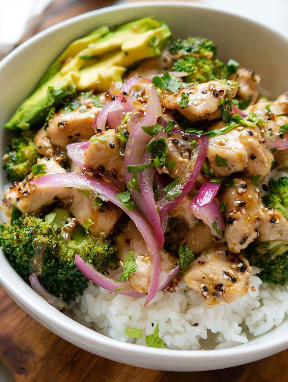 Schüssel mit Hähnchen, Zwiebeln und Brokkoli.