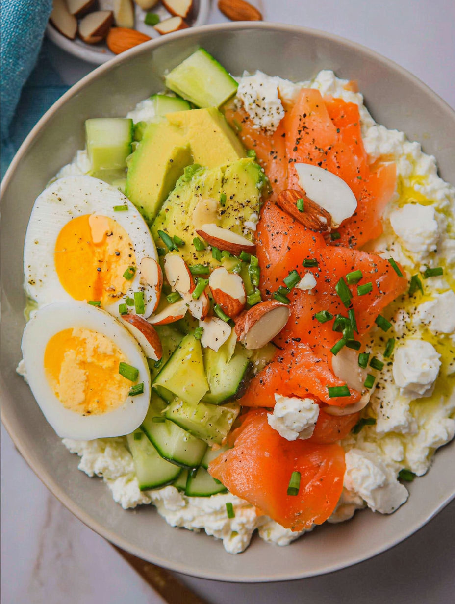 Ein Teller mit Eiern, Gurken, Avocado und Räucherlachs.