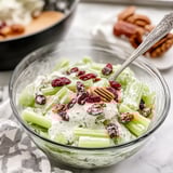 Knackiger Selleriesalat mit Cranberries und Nüssen