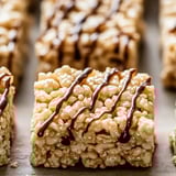 Nahaufnahme von einem snackriegel mit Schokolade darüber.