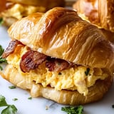 Ein Croissant-Sandwich mit Bacon und Ei.