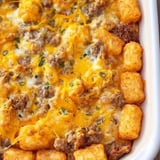Ein Gericht mit Tater Tots obenauf.