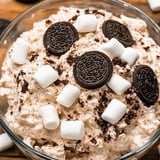 Eine Schüssel mit Marshmallows und Keksen.