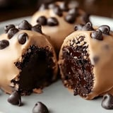 Schokoladenkuchen mit Schokostückchen.