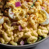 Schüssel mit Nudel-Ei-Salat.