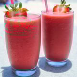 Zwei Gläser mit Erdbeer-Frosty-Drinks.