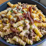 Eine Schüssel Nudeln mit Fleisch und Käse.