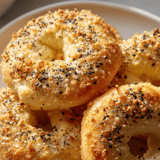 Ein Teller mit saftigen Mohn-Bagels.