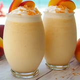 Zwei Gläser voller Pfirsichshake.