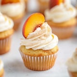 Ein Cupcake mit einem Pfirsich obendrauf.